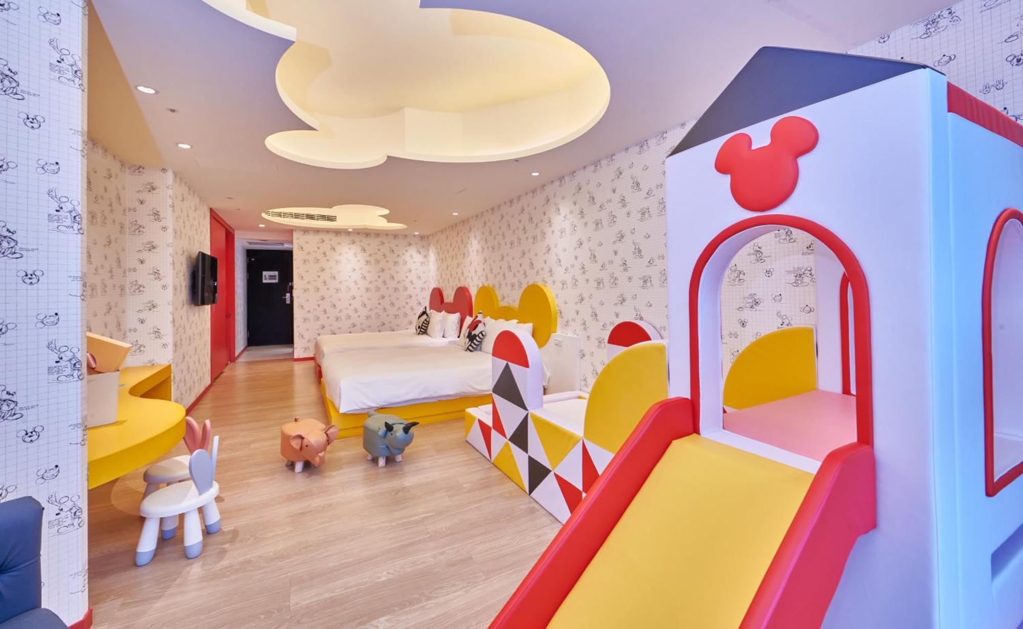 Grand Bay Resort Hotel Хенгчун Экстерьер фото A Disney themed room at the hotel