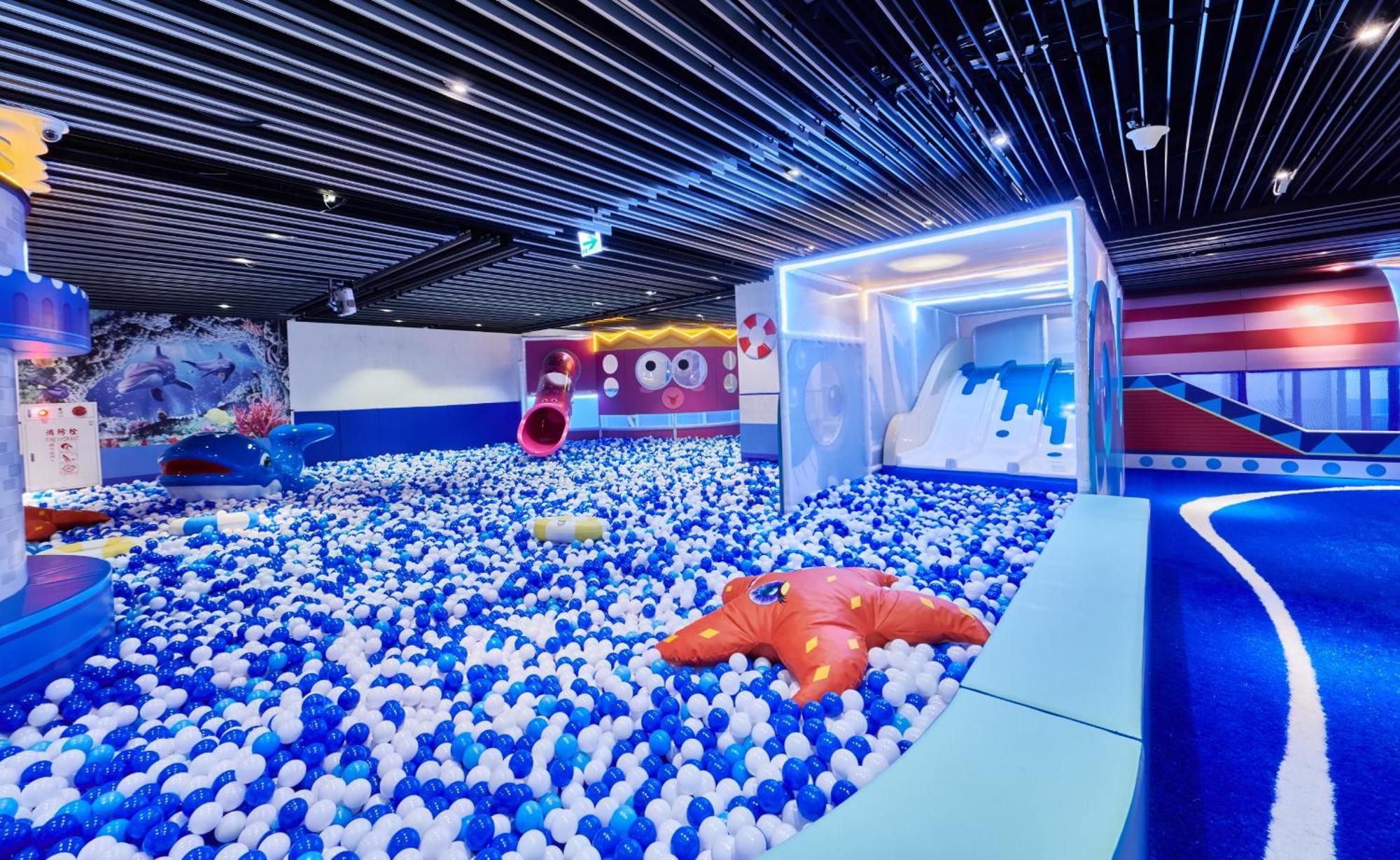 Grand Bay Resort Hotel Хенгчун Экстерьер фото Ball pit at the DreamWorks-themed area
