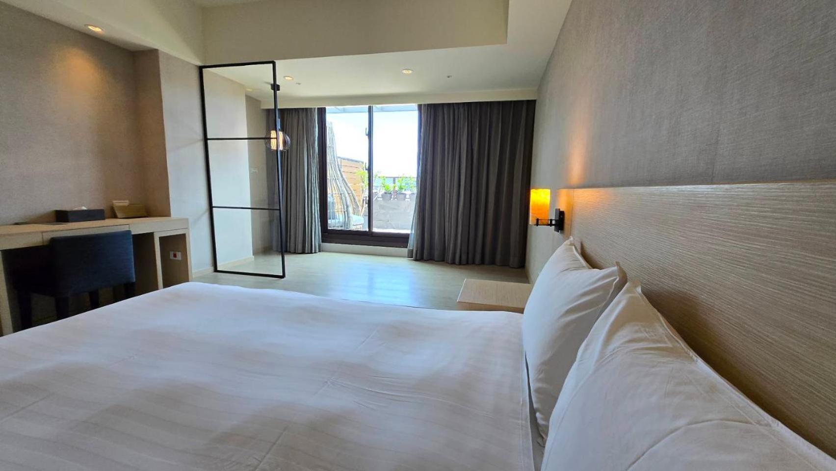Grand Bay Resort Hotel Хенгчун Экстерьер фото A room at the hotel