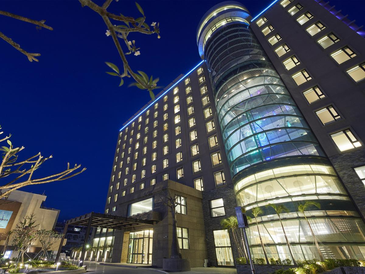 Grand Bay Resort Hotel Хенгчун Экстерьер фото The hotel at night
