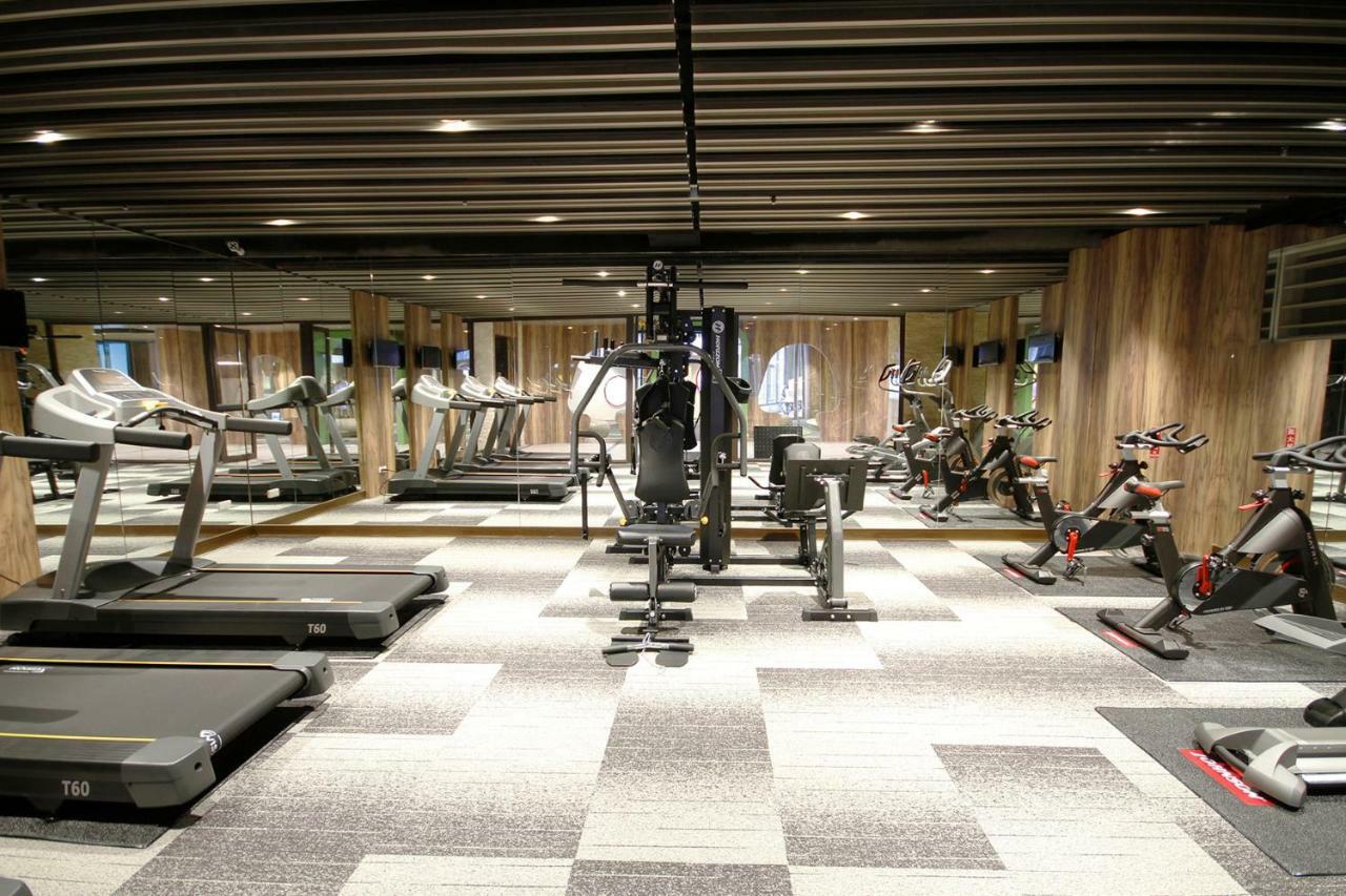 Grand Bay Resort Hotel Хенгчун Экстерьер фото The gym at the hotel